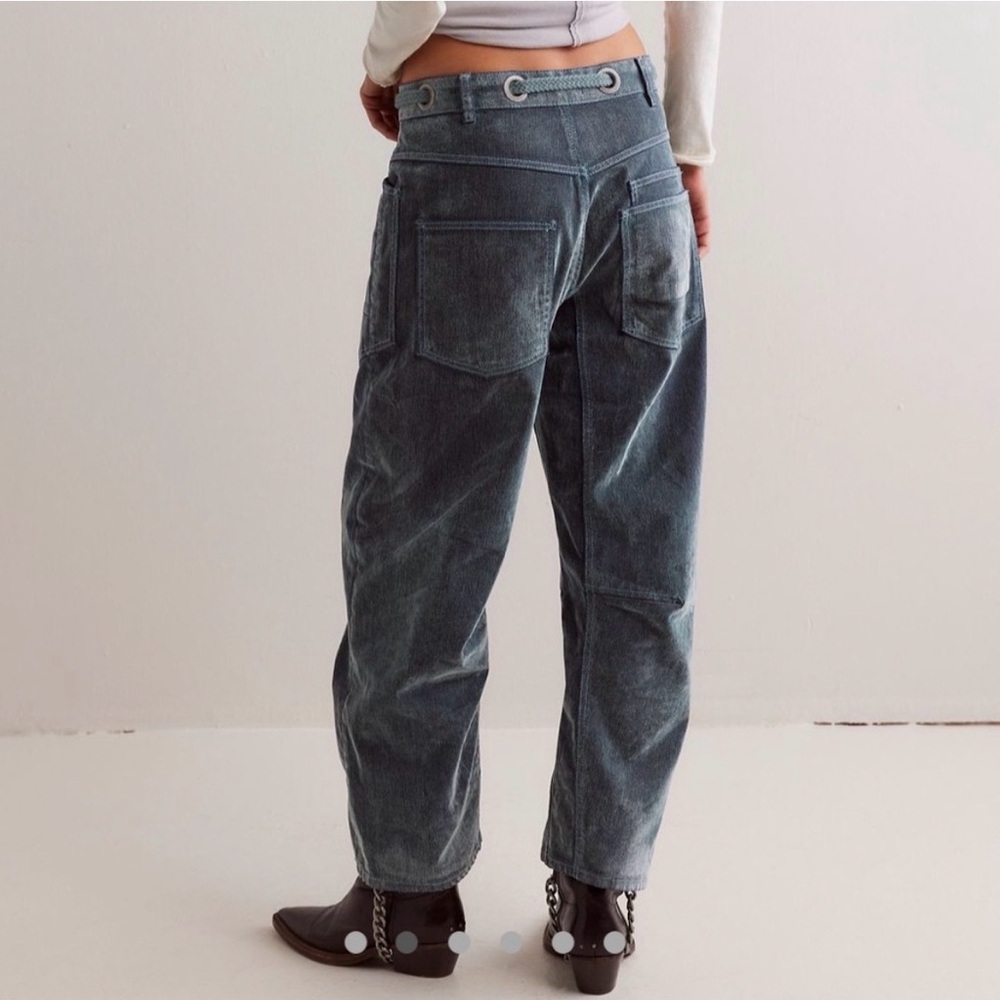 Free People Moxie Flocked Pull On Barrel Jeans Blue Pants Grommet Size 26 - Picture 2 of 14